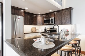 Een koelkast, een magnetron, een oven, een kookplaat