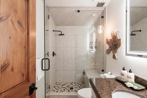 Douche, sèche-cheveux, serviettes fournies