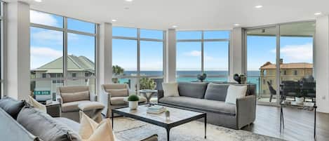 公寓式客房, 多张床 (Viridian View) | 起居区 | 电视