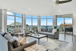 Apartment, Mehrere Betten (The Viridian View) | Wohnbereich | Fernseher