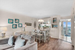 Apartamento, varias camas (Emerald Isle 708) | Zona de estar | Una televisión