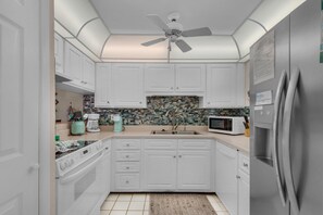 公寓客房, 多張床 (Emerald Isle 708) | 私人廚房 | 烤箱、烤麵包機