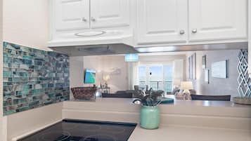 Condo, Multiple Beds (Emerald Isle 708) | Private kitchen