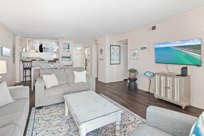 公寓客房, 多張床 (Emerald Isle 708) | 客廳 | 電視