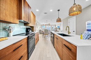 Casa, varias camas (Modern Beach Bungalow) | Cocina privada | Horno y tostadora 