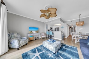Condo, 1 cama King size y sofá cama (Seychelles 308) | Área de sala de estar | Televisión 