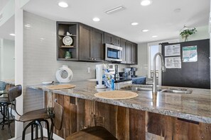 Condo, 1 cama King e sofá-cama (Commodore 1302 Caspian Rose) | Cozinha privada | Fogão, torradeira