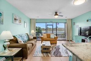 Apartment, 1 King-Bett und Schlafsofa (Seascape Lakefront Villas 114- Beach ) | Wohnbereich | Fernseher