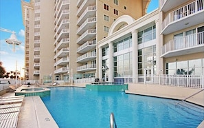 Ein Hotel mit Schwimmbad, mehreren Balkonen und modernem architektonischem Design.