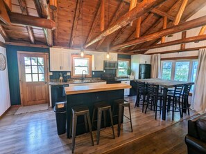 Fridge, microwave, oven, stovetop - Urban Cabin Cedar Falls (Cedar Falls)