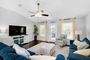 Living area - Shore Beats Work (Miramar Beach)