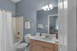 Estudio, 1 cama Queen size y sofá cama (Village of South Walton B375) | Baño | Amenidades de baño gratuitas, toallas, jabón, papel de baño