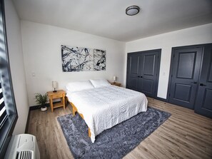 Työpöytä, silitysrauta/-lauta, Wi-Fi, vuodevaatteet