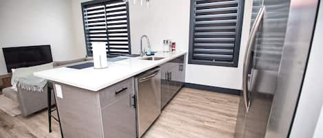 Kjøleskap, mikrobølgeovn, ovn og kokeplater