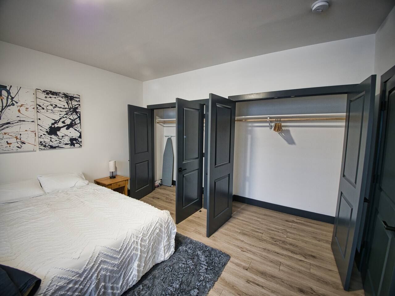 Desk, iron/ironing board, WiFi, bed sheets