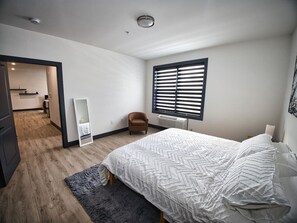 Desk, iron/ironing board, WiFi, bed sheets