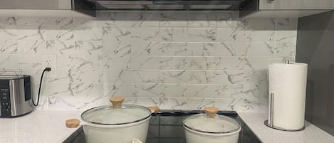 Kühlschrank, Mikrowelle, Ofen, Herdplatte