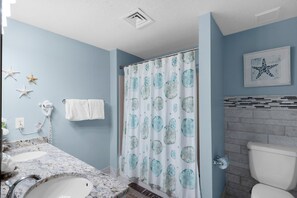 Apartment, Mehrere Betten (Summit at Tops'l 403) | Badezimmer | Handtücher, Seife, Toilettenpapier