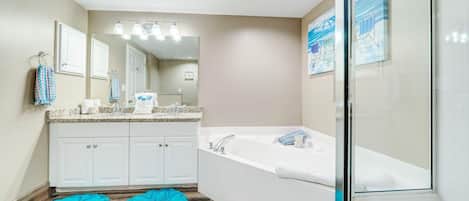 Leilighet, flere senger (Majestic Beach Towers 2-901) | Bad | Toalettartikler (inkludert), håndklær, såpe og toalettpapir