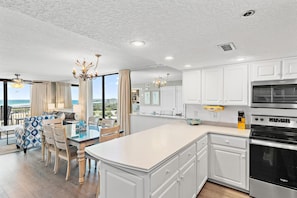 Condo, várias camas (SunDestin 818) | Cozinha privada | Fogão, torradeira