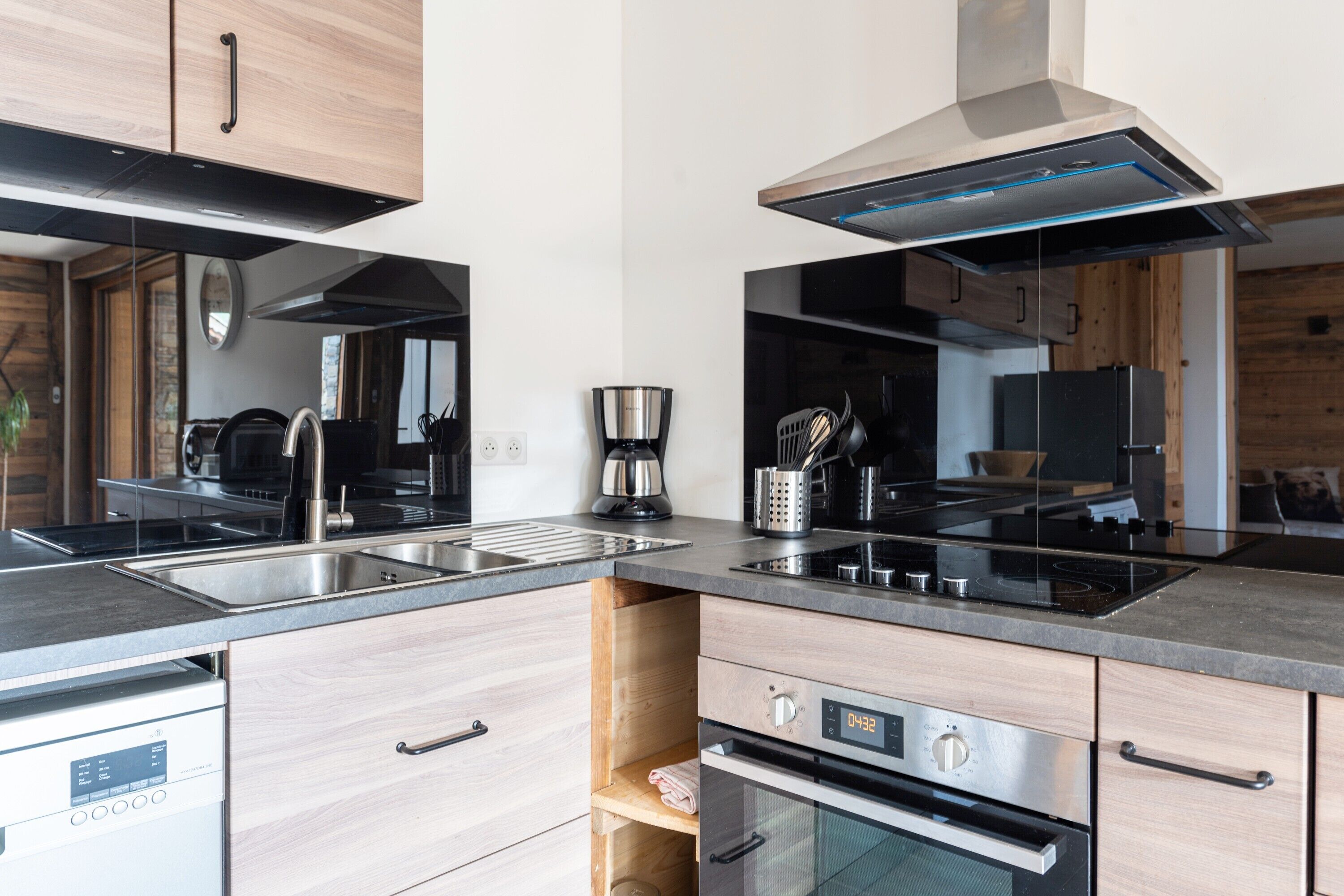 Køleskab, mikrobølgeovn, ovn, kogeplade