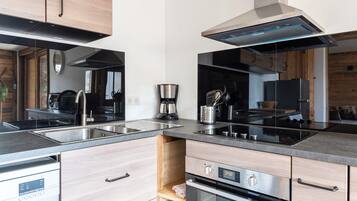 Køleskab, mikrobølgeovn, ovn, kogeplade