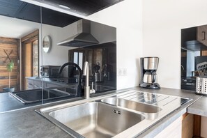 Frigorífico, microondas, horno y placa de cocina
