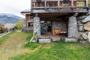 Exterior - Apartment "La Cabane Du Cerf" with Mountain View, Private Terrace and Wi-Fi (Les Allues)