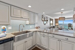 Condo, varias camas (Beach House 603D- Rest Ashore) | Cocina privada | Horno y tostadora 