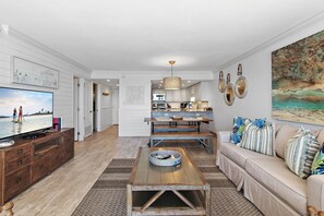Condo, Plusieurs lits (Beach House 603D- Rest Ashore) | Aire de séjour | Téléviseur