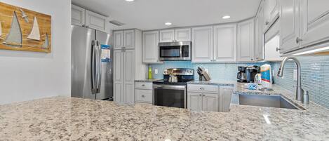 コンドミニアム ベッド (複数台) (Beach House 603D- Rest Ashore) | 専用キッチン | オーブン、トースター