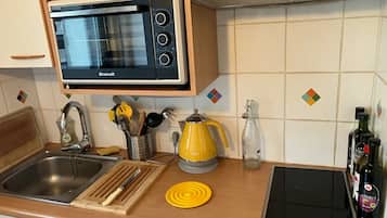 Een koelkast, een microgolfoven, een oven, een kookplaat