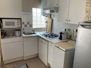 Fridge, microwave, stovetop, dishwasher