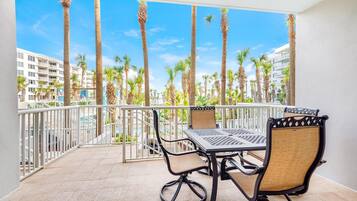 Condo, 1 King Bed with Sofa bed (Destin West Bayside Sandpiper L07) | Outdoor dining