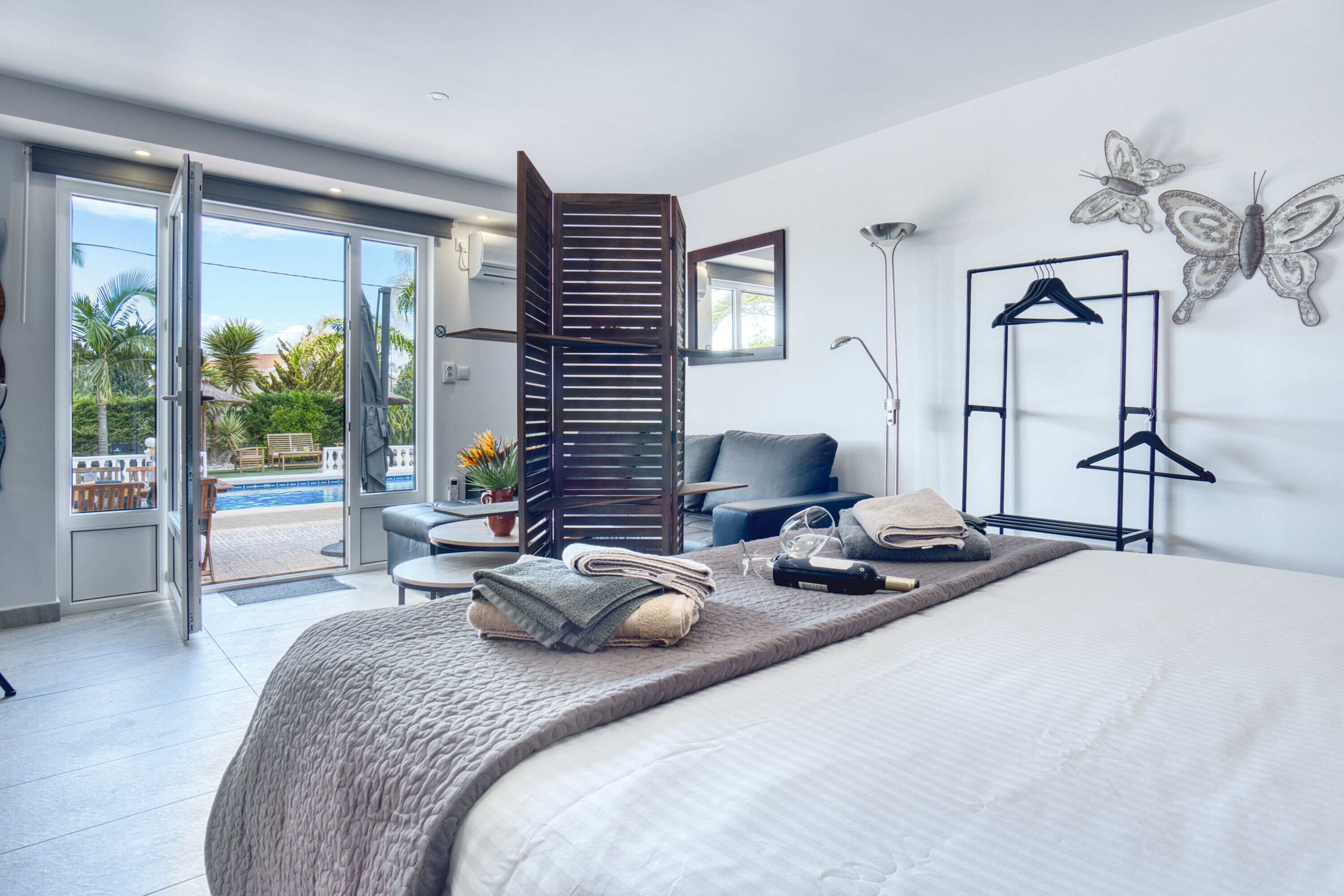 Tabla de planchar con plancha, wifi gratis, ropa de cama