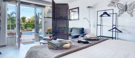 Tabla de planchar con plancha, wifi gratis y ropa de cama