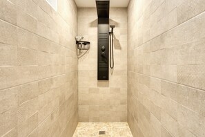 Chuveiro, secador de cabelo, toalhas de banho 