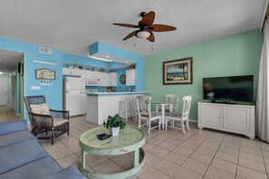 Appartement, 1 kingsize bed met slaapbank (Destin West Gulfside #203) | Woonruimte | Televisie