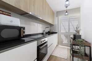 Fridge, microwave, oven, stovetop - Holiday Home 'My Beach House Esposende' with Sea View, Wi-Fi and Air Conditioning (Esposende)