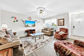 House, Multiple Beds (Lyndell Beach Cottage) | Living area