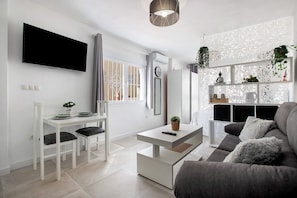 Living area - Studio 'Estudio En La Carihuela' with Wi-Fi and Air Conditioning (Torremolinos)