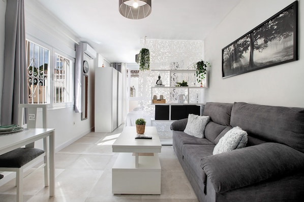 Living area - Studio 'Estudio En La Carihuela' with Wi-Fi and Air Conditioning (Torremolinos)