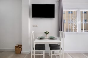 Dining - Studio 'Estudio En La Carihuela' with Wi-Fi and Air Conditioning (Torremolinos)
