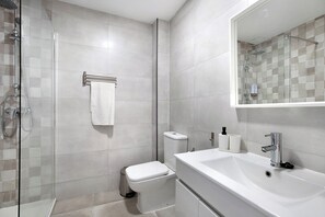 Douche, sèche-cheveux, serviettes fournies