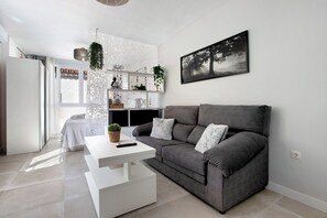 TV - Studio 'Estudio En La Carihuela' with Wi-Fi and Air Conditioning (Torremolinos)