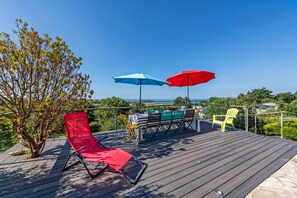 Outdoor dining - Holiday Home 'Maison 10 Pers 2kms De La Plage' with Sea View, Private Terrace and Wi-Fi (Crozon)