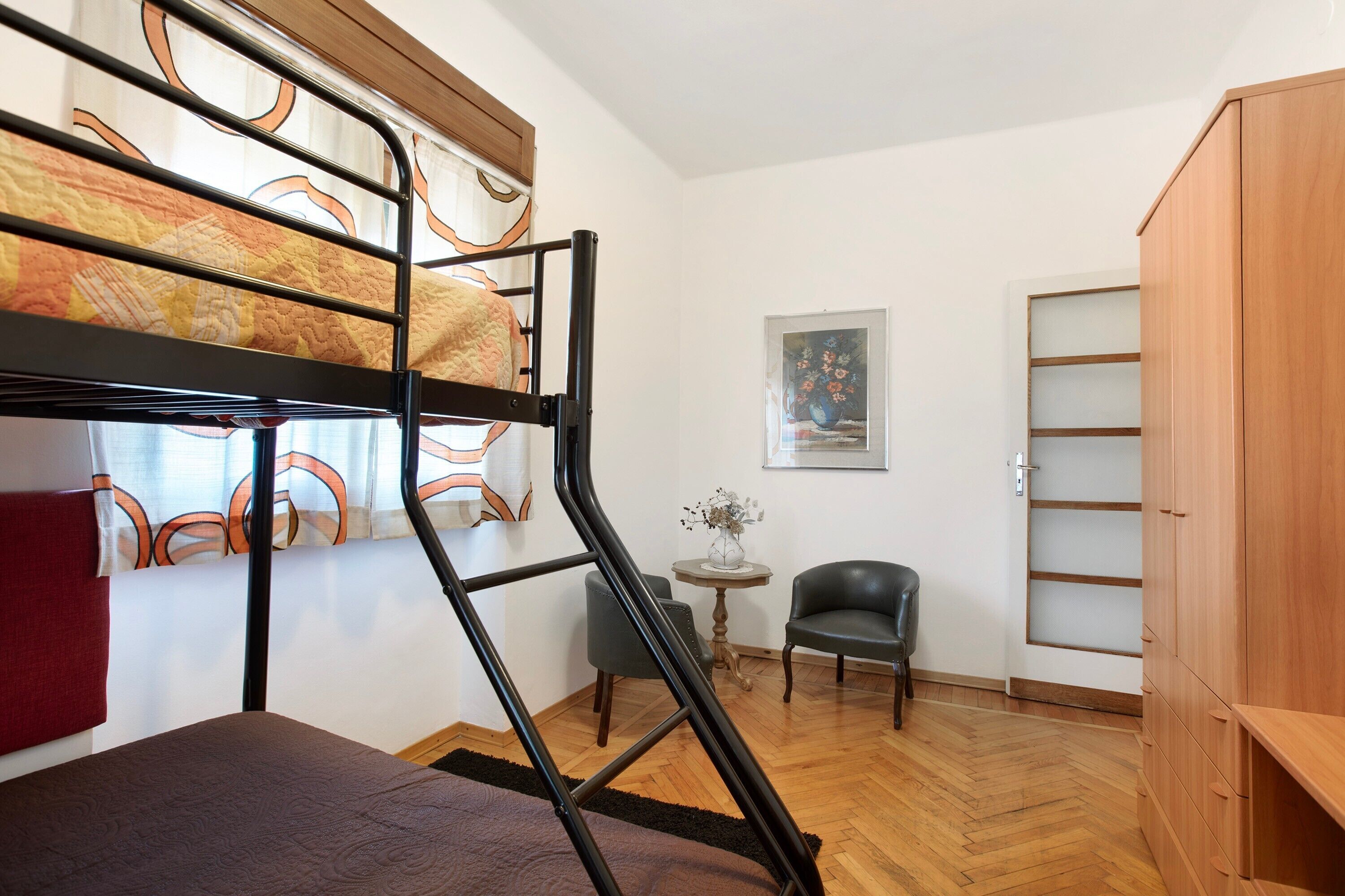 2 bedrooms, iron/ironing board, free WiFi, bed sheets