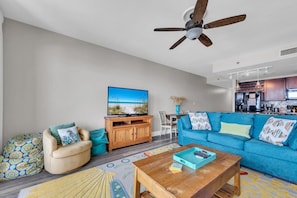 Condo, Plusieurs lits (Laketown Wharf 1627) | Aire de séjour | Téléviseur