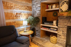 Smart-tv, eldstad, bordsfotboll och böcker