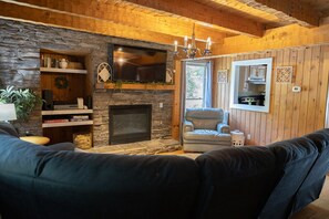 Smart-tv, eldstad, bordsfotboll och böcker